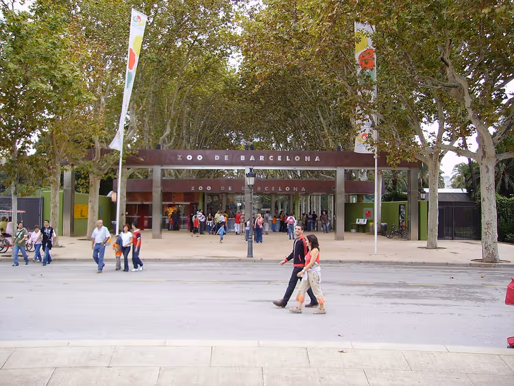 Ingang van de dierentuin van Barcelona met het bord ZOO DE BARCELONA