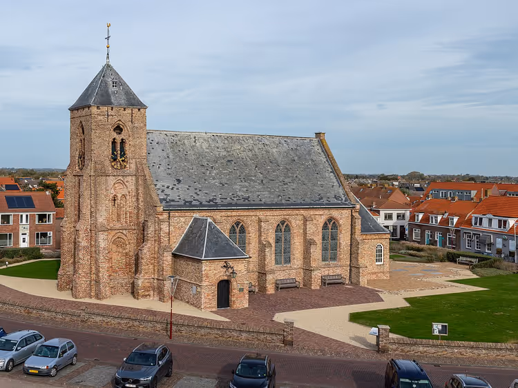 Backsteinkirche mit Turm in Zoutelande