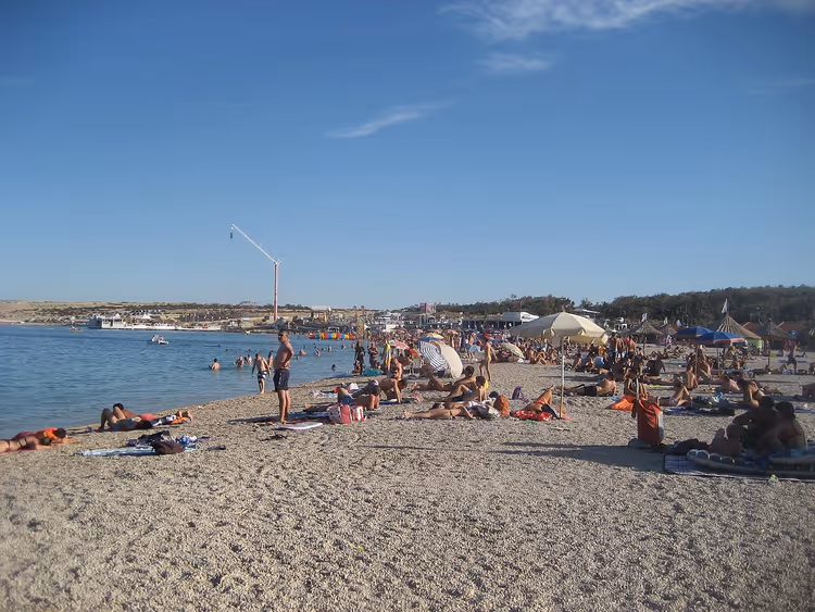 Zrće-stranden med besøkende og solsenger