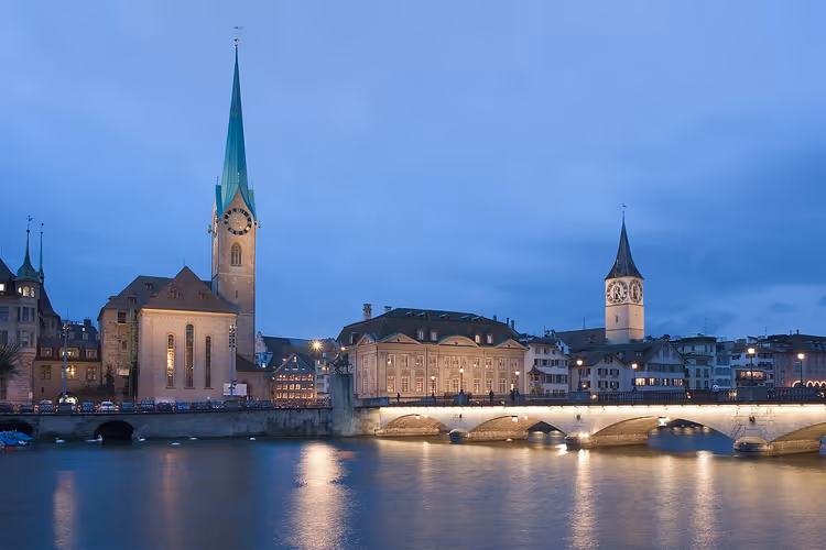 Zürich: Fraumünster, St. Peterskirche und die Limmat