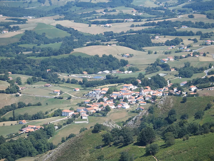 Navarra'daki Zugarramurdi mağaraları ve köyü