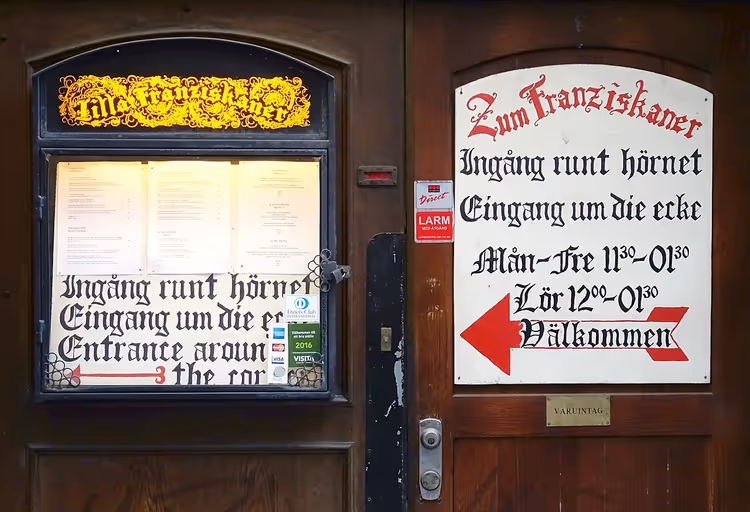 Zum Franziskaner-skilt på en tredør
