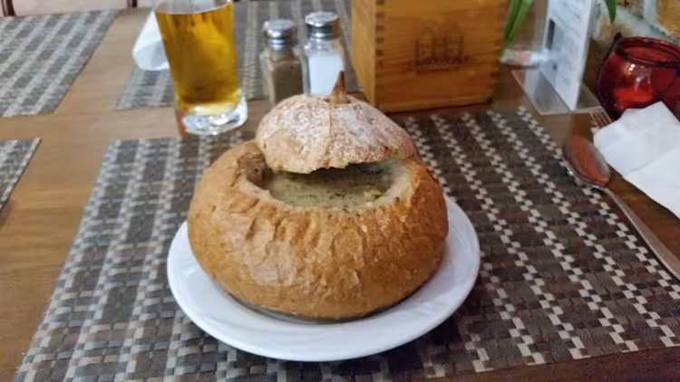 Broodkomsoep op een bord in een café