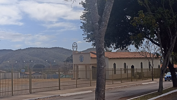 Straat in Alto Paraíso met een kapel tegen de heuvels