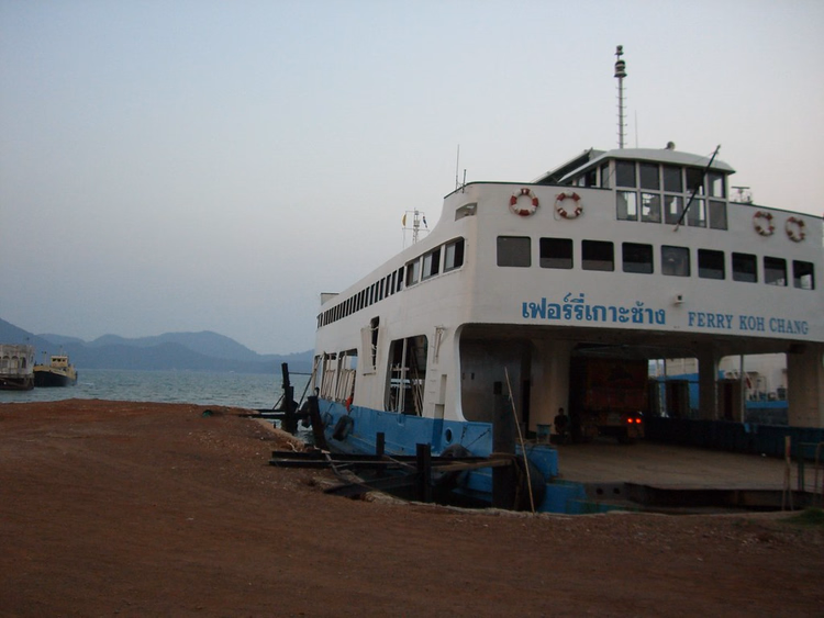 Ko-Chang-Fähre am Pier