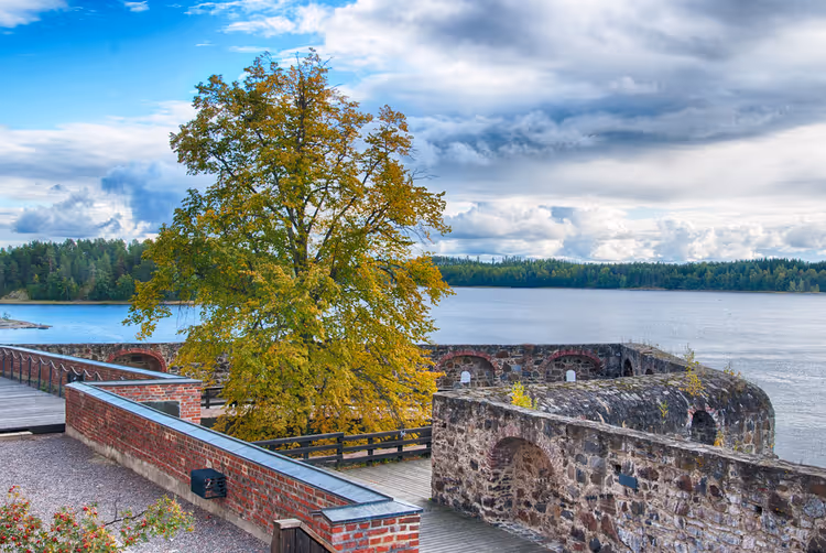 Murene til Olavinlinna slott ved en innsjø i Finland