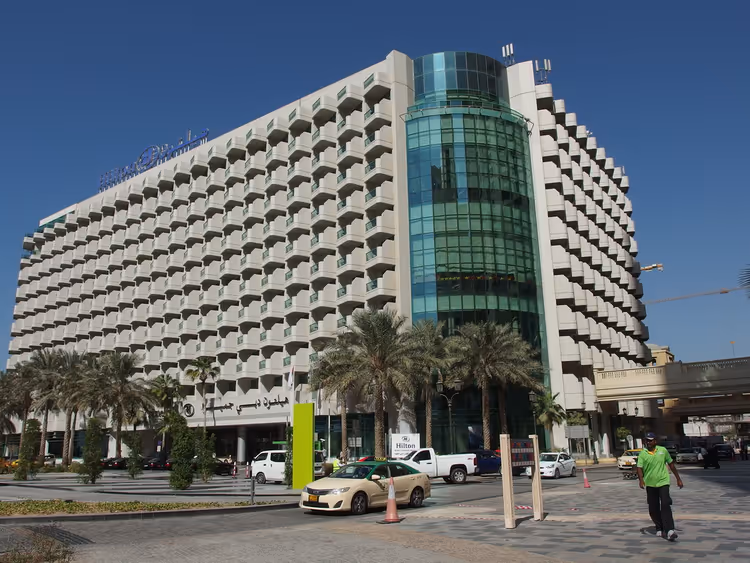 Fasaden til Hilton Dubai Jumeirah Beach hotell på dagtid
