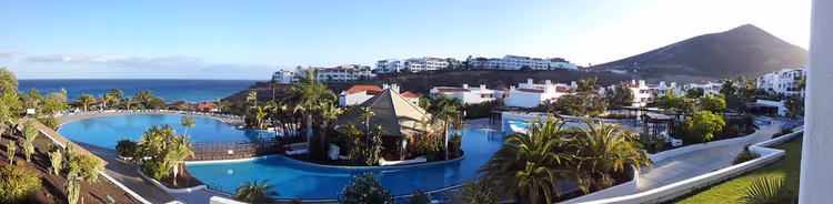 Havuzlarıyla Fuerteventura Princess otelinin panoramik görünümü