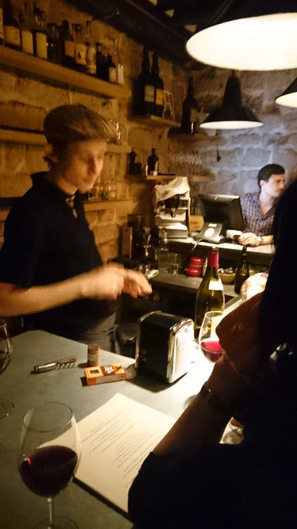 Bartresen mit Wein vor Steinmauern