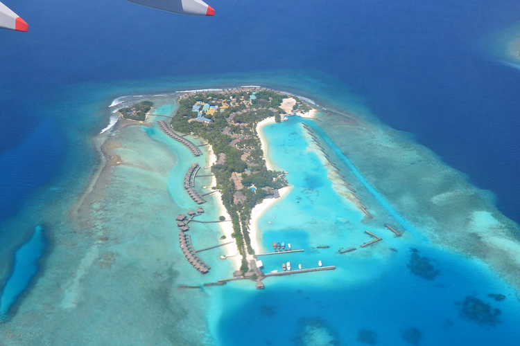 Luchtfoto van een resorteiland met villas op het water