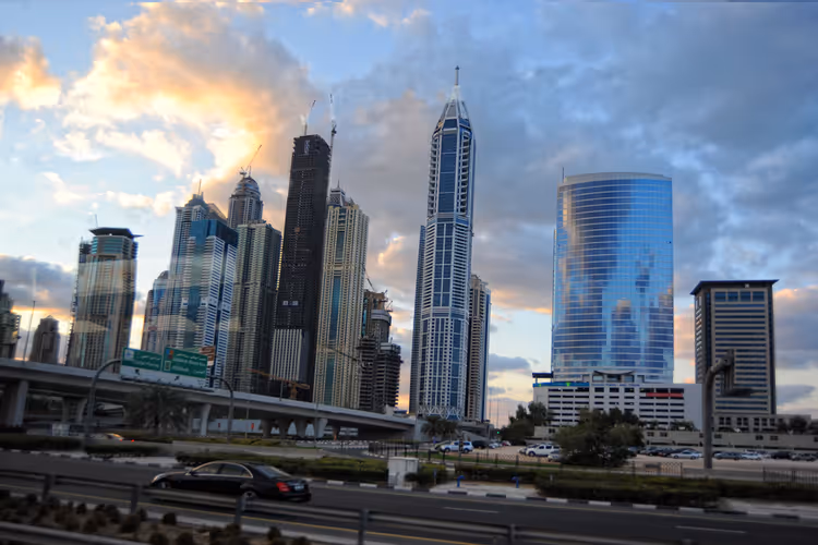 Panorama over Dubai med skyskrapere og motorvei