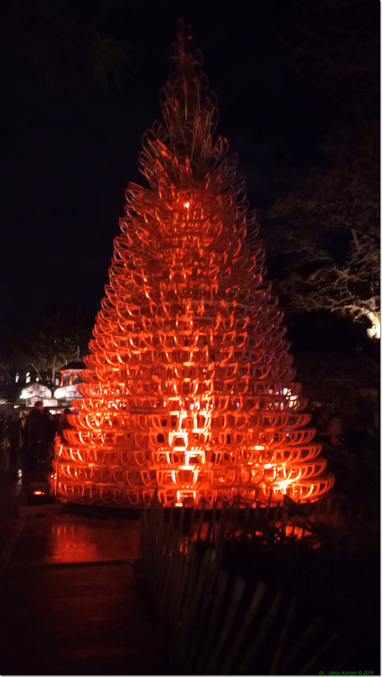 Sapin de Noël rougeoyant au marché de Noël de nuit
