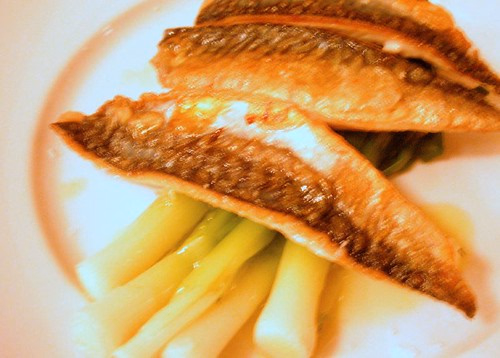 Fischfilet auf jungem Lauch