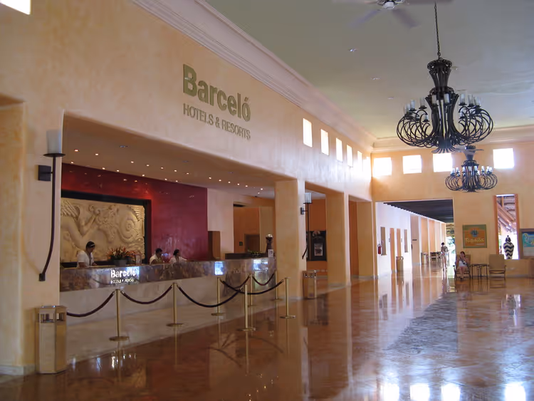 Lobbyen på Barceló-hotellet med resepsjon og lysekroner
