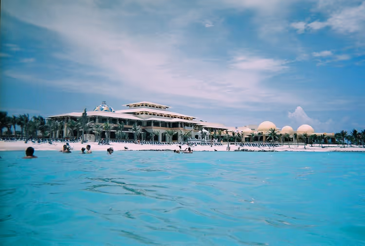 Barcelo Maya Palace resort met koepels aan zee