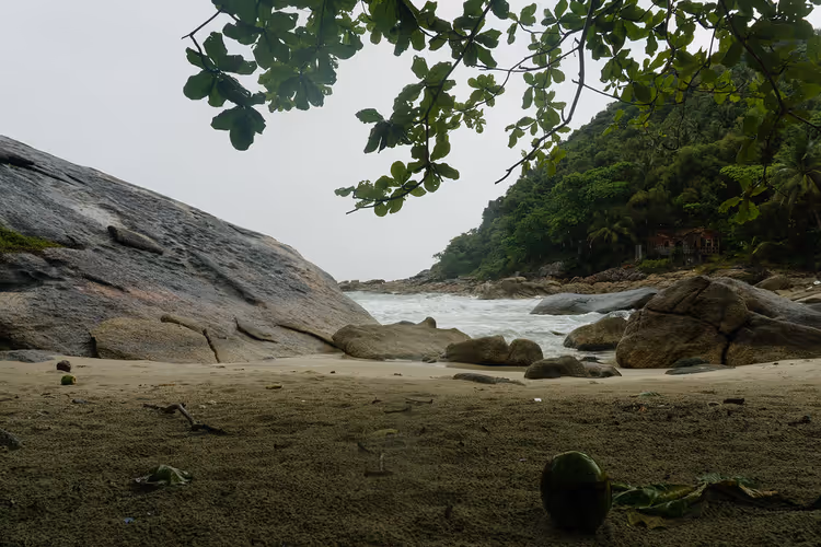 Strand med store kampesteiner og trær, Thailand
