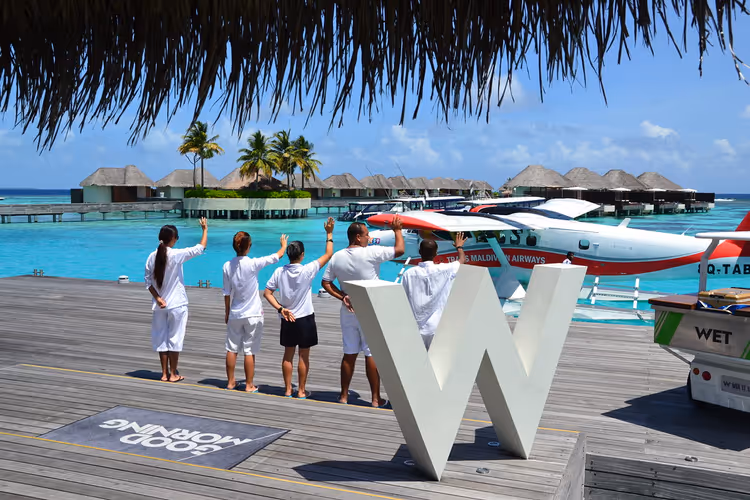 W Maldives-personeel verwelkomt gasten bij het watervliegtuig
