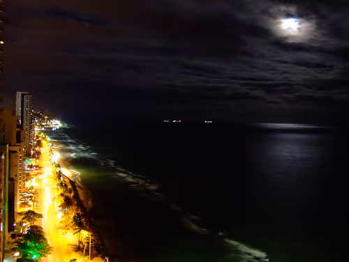 Nattutsikt over strandpromenaden i Recife og havet