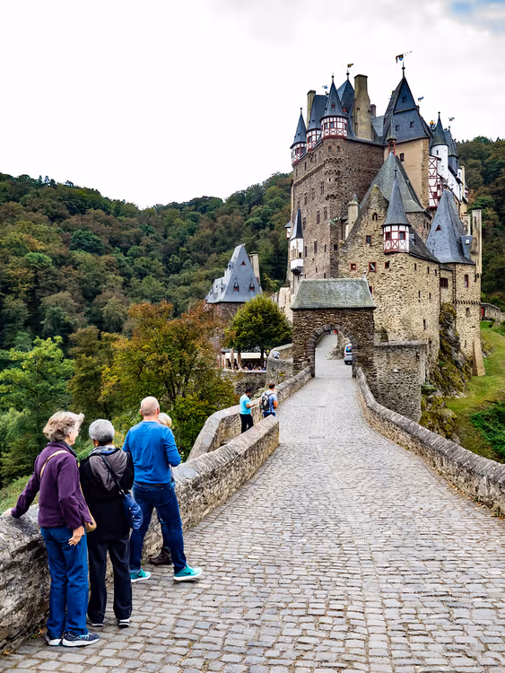 سياح على الجسر عند مدخل قلعة إلتز