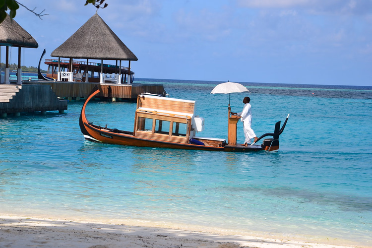 Traditionele dhoni bij het resortstrand en de pier