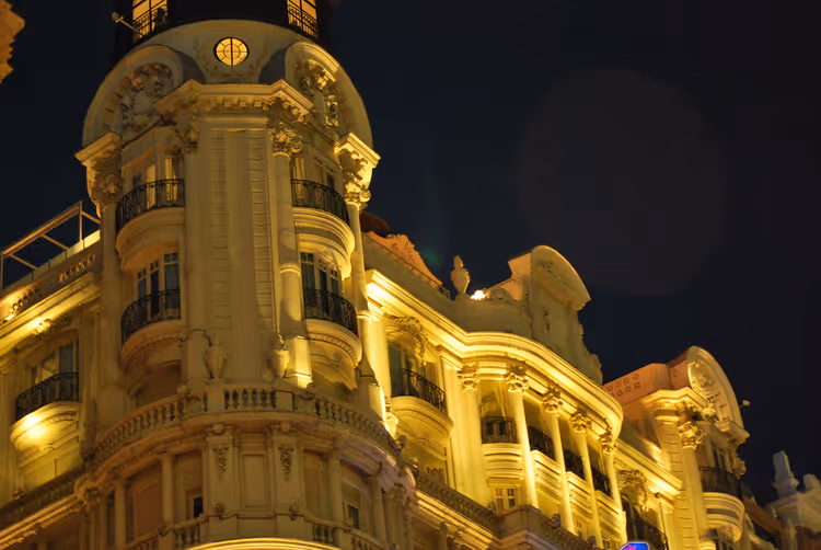 Köşe kulesiyle Preciados otelinin gece cephesi