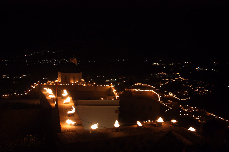 Pyrgos in der Nacht des Epitaphios erleuchtet