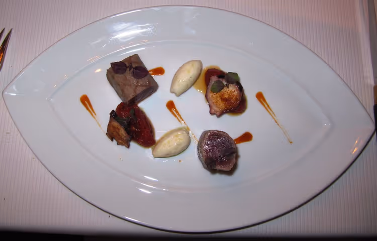 Elegant opgemaakt gerecht op een wit bord