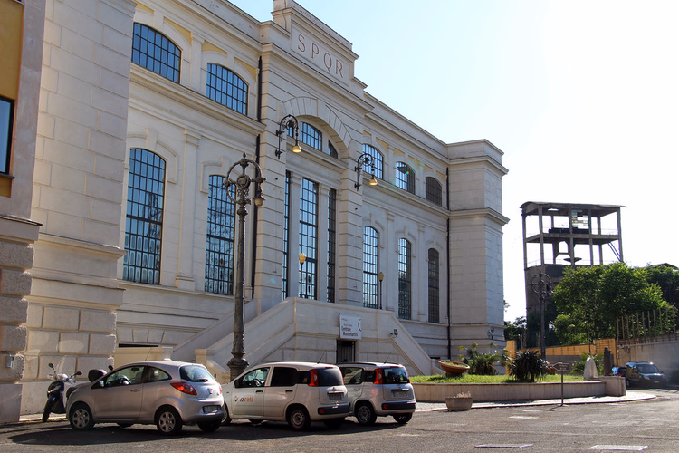 Fachada da antiga central elétrica Montemartini com inscrição SPQR