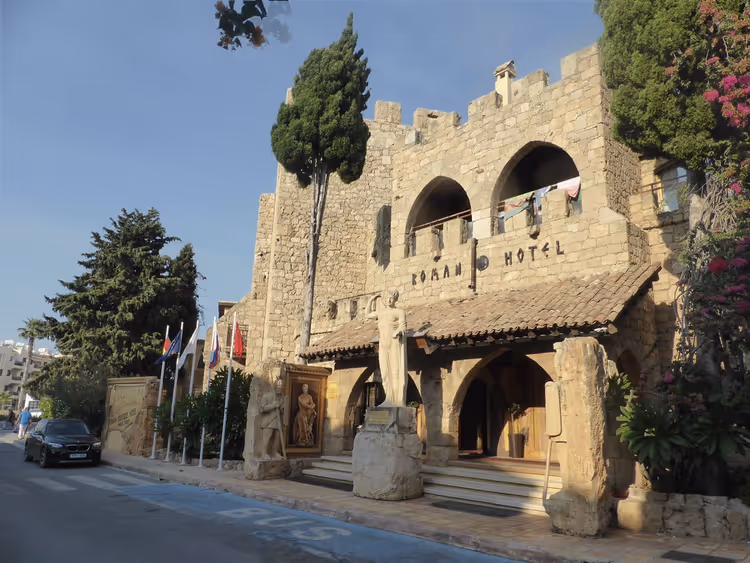 Fasaden til Roman Hotel i Pafos med skilt