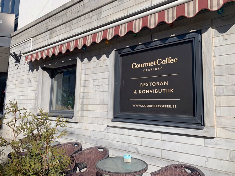 Uithangbord en terras van café Gourmet Coffee in Kadriorg