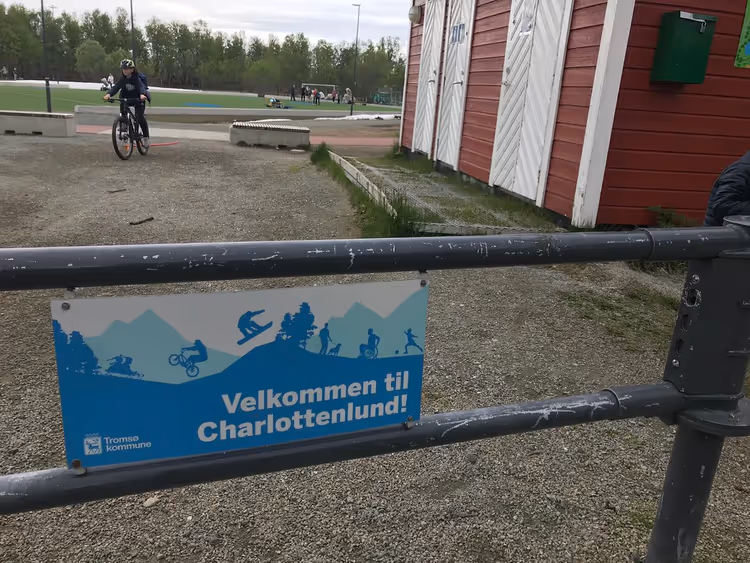 Velkommen til Charlottenlund-skilt på et gjerde