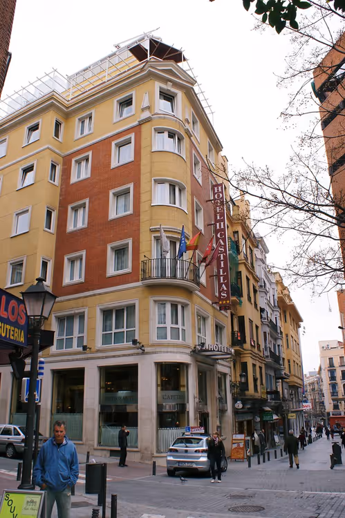 Madrid'deki II Castillas otelinin sarı tuğlalı binası