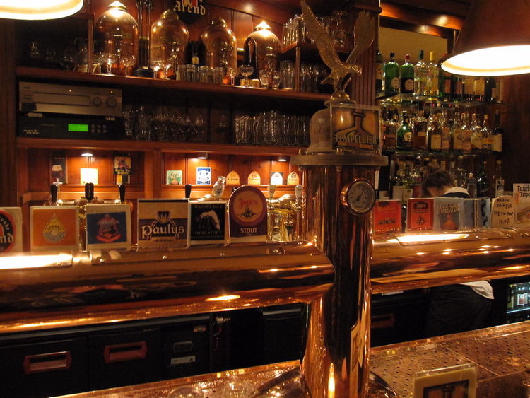Bira muslukları ve bir kartalla bakır bar tezgahı