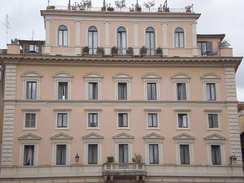 Фасад отеля Albergo del Senato с балконом и террасой