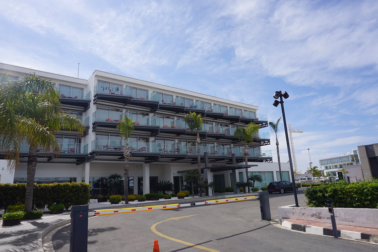 Balkonlu ve palmiyeli otel cephesi