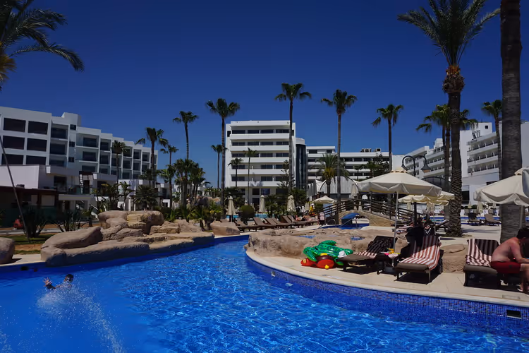 Basseng og bygninger på Adams Beach Hotel i Ayia Napa