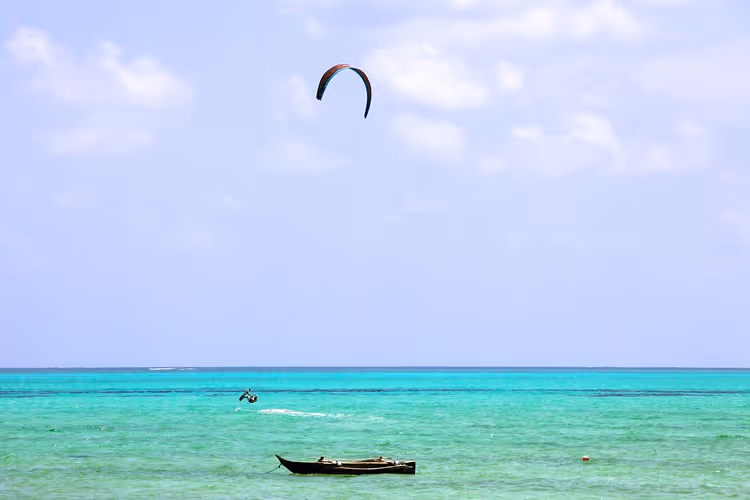 Leijalautailija ja vene turkoosilla vedellä Zanzibarissa