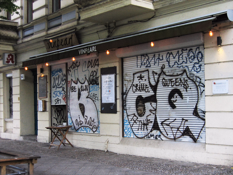 Fasada restauracji Vinpearl z szyldem w Berlinie