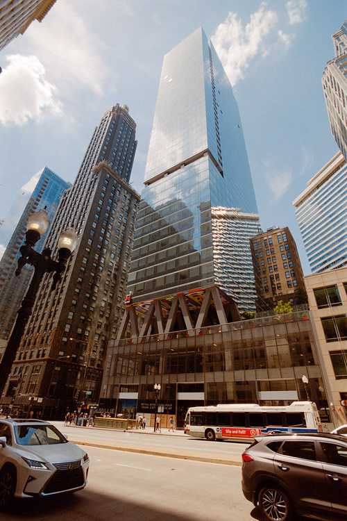 Glazen hoogbouw van het citizenM hotel in het centrum van Chicago