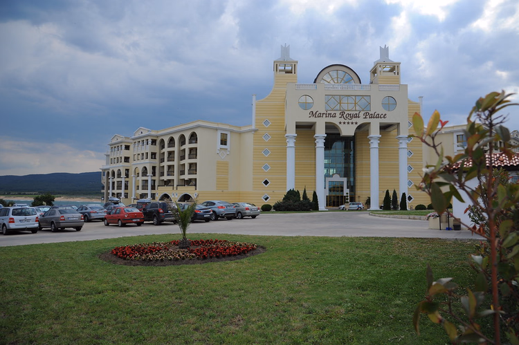 Gevel van Marina Royal Palace hotel met een bloembed
