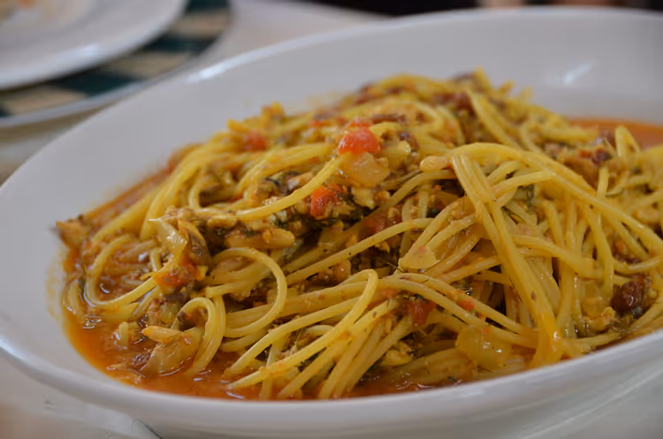 Piatto di spaghetti al pomodoro su un tavolo
