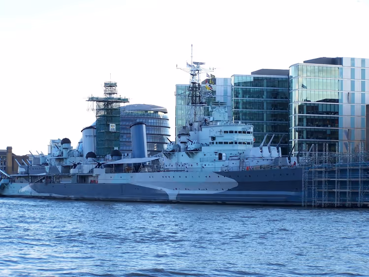 Een oorlogsschip aangemeerd aan de kade aan de River Thames
