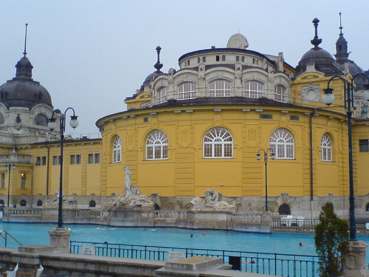 Seitenbecken des Széchenyi-Bads an einem bewölkten Tag