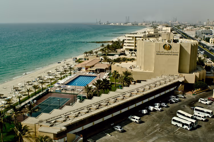 Отель Sharjah Carlton с бассейном у пляжа