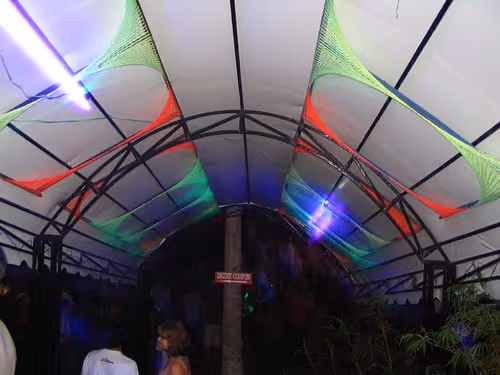 Festa neon numa tenda com multidão