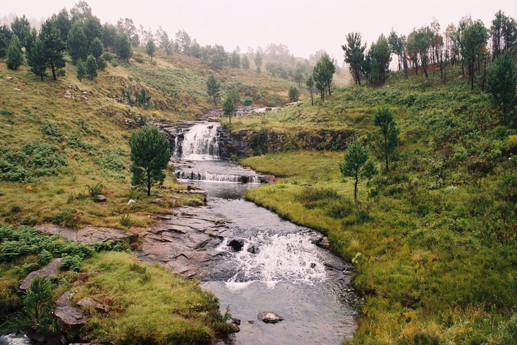 Fjellbekk med foss på Amatola-stien