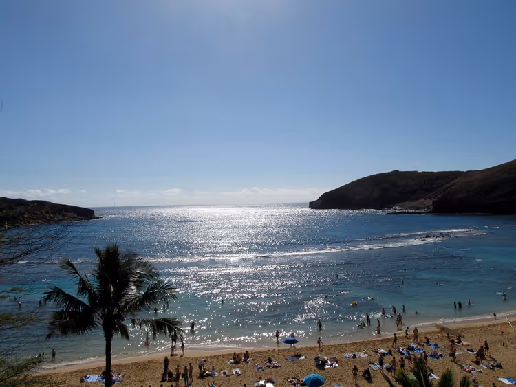 Plajı ve ziyaretçileriyle Hanauma Koyu panoraması