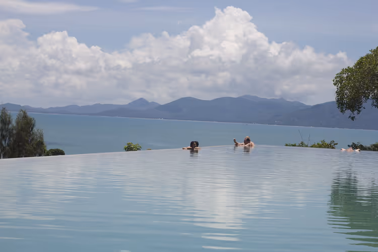 Infinitypool met uitzicht op zee en bergen