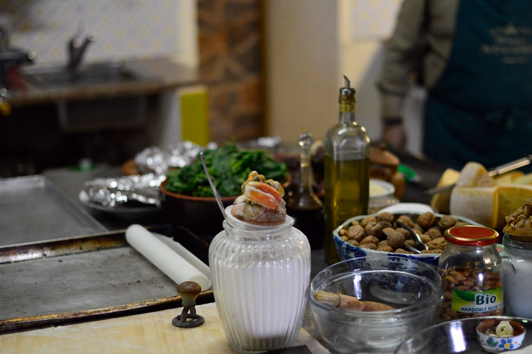 Ingredienti e mattarello su un tavolo di un corso di cucina