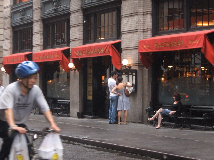 Røde markiser på Balthazar-bistroen i en gate på SoHo